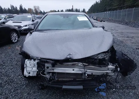 2021 Toyota Camry Le Hybrid z USA, uszkodzony, nr VIN 4T1C31AK6MU030057